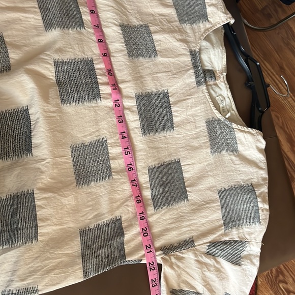 ROOLEE adorable linen colored popover blouse w/button down back - Picture 5 of 6